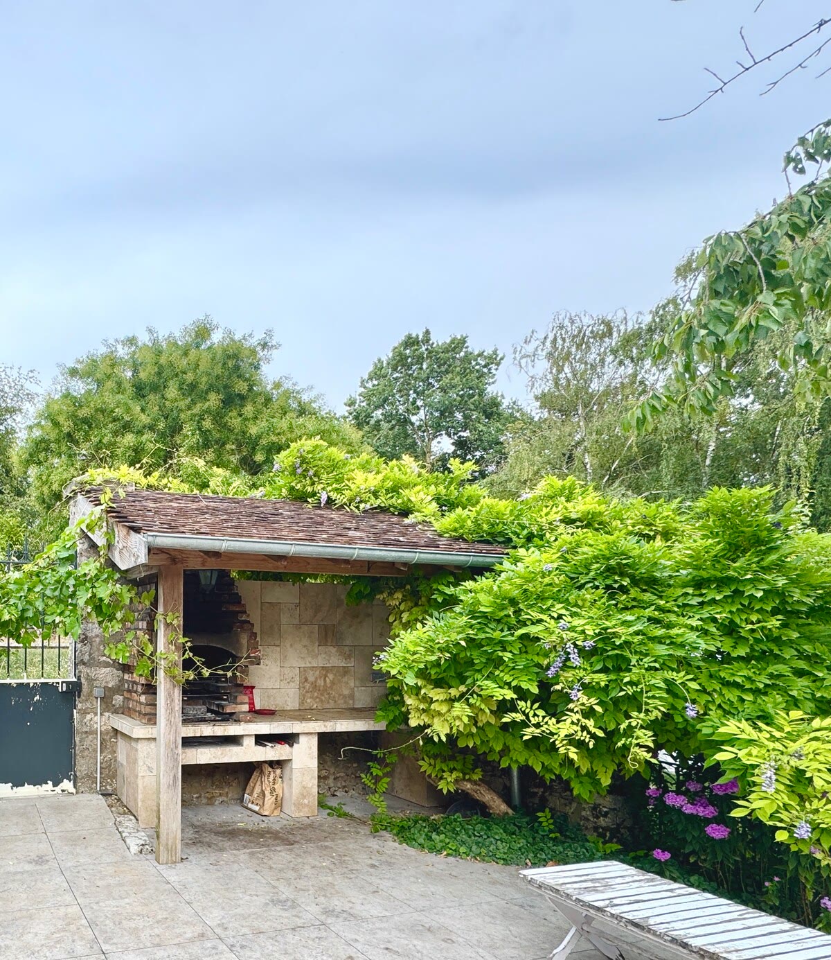 Barbecue couvert dans le jardin