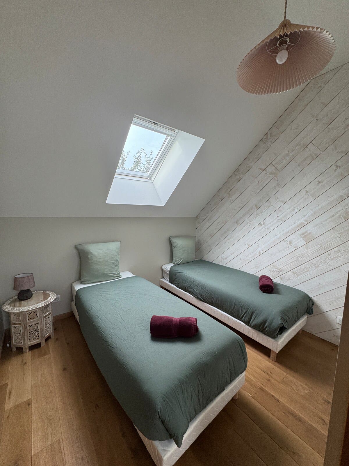 Chambre avec deux lits jumeaux et velux