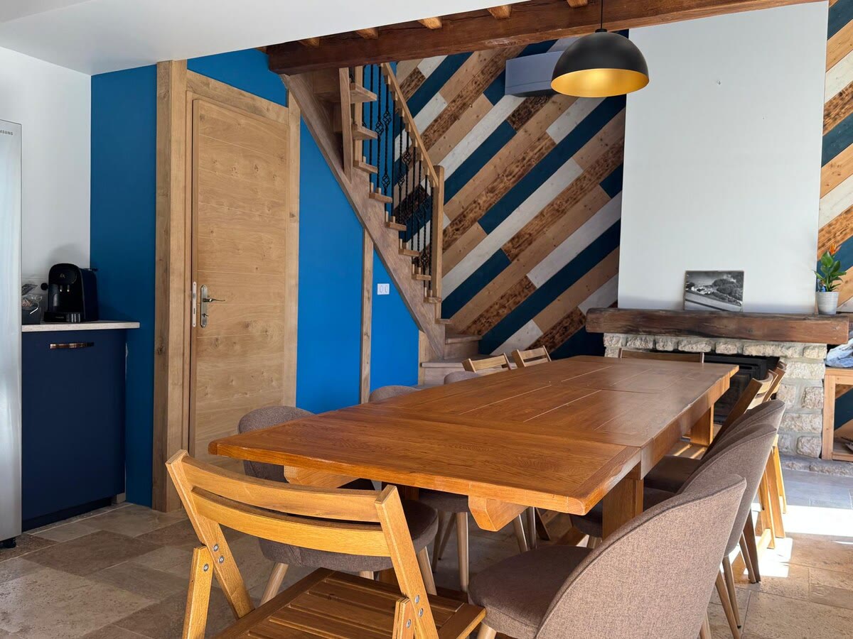 Salle à manger avec grande table et cheminée