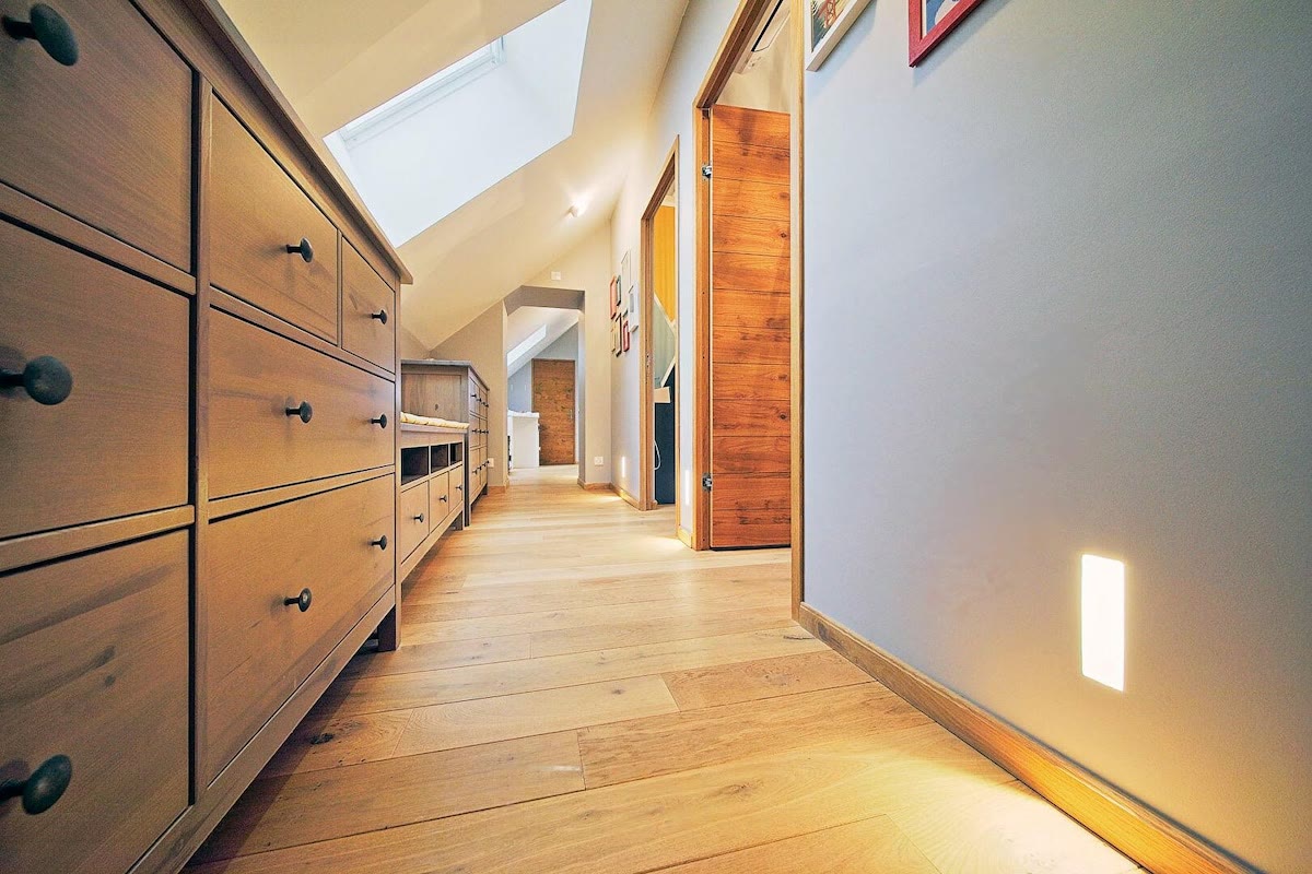 Couloir lumineux des chambres à l’étage