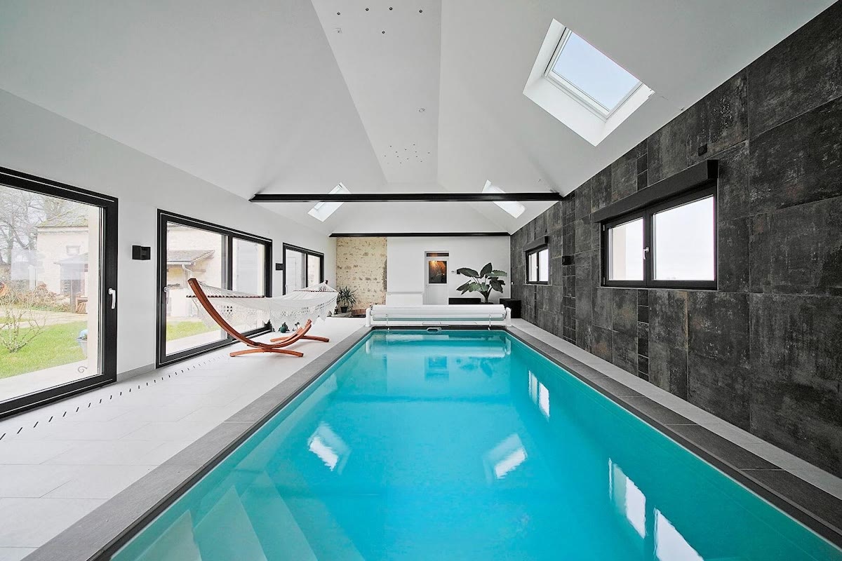 Piscine intérieure chauffée avec hamac